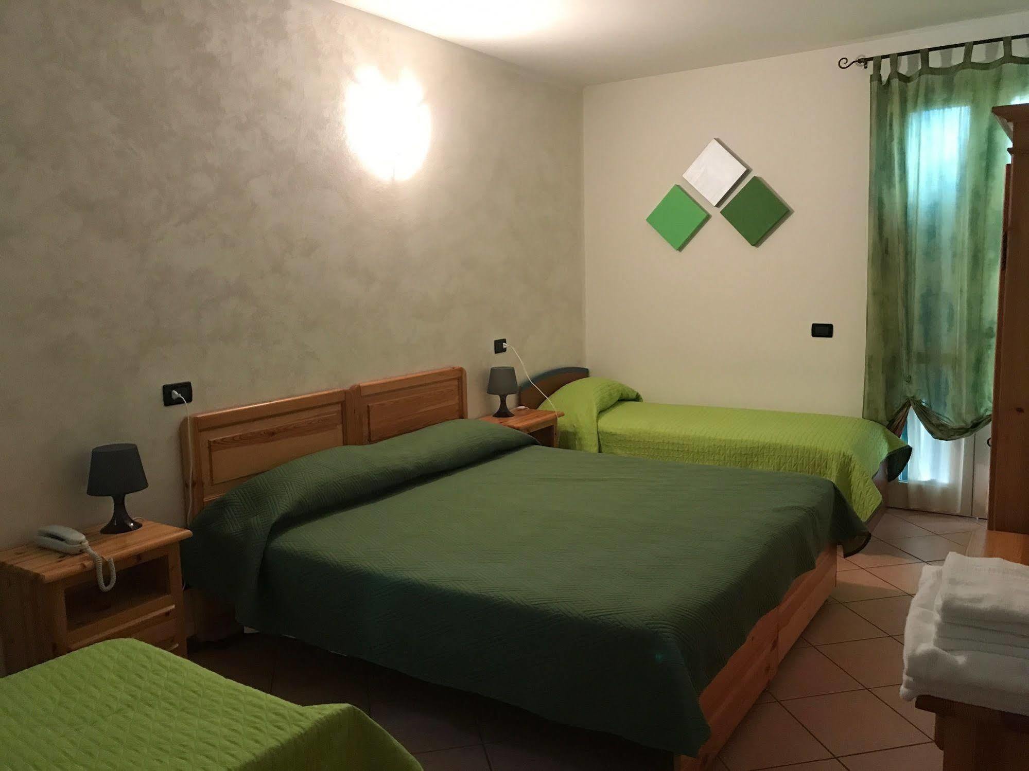 Albergo Quattro Pini San Martino della Battaglia Exterior foto